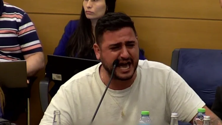 "מקרב אפשר לצאת בשתי דרכים - או בארון קבורה או כהלום קרב"