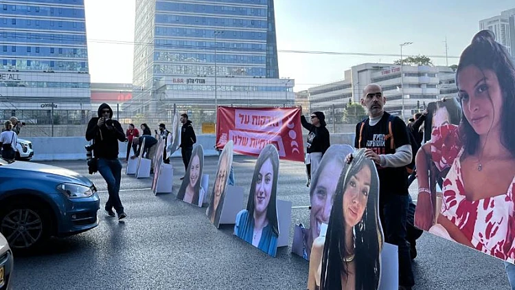 קרובי חטופים ומפגינים חסמו את איילון: "עסקה עכשיו"