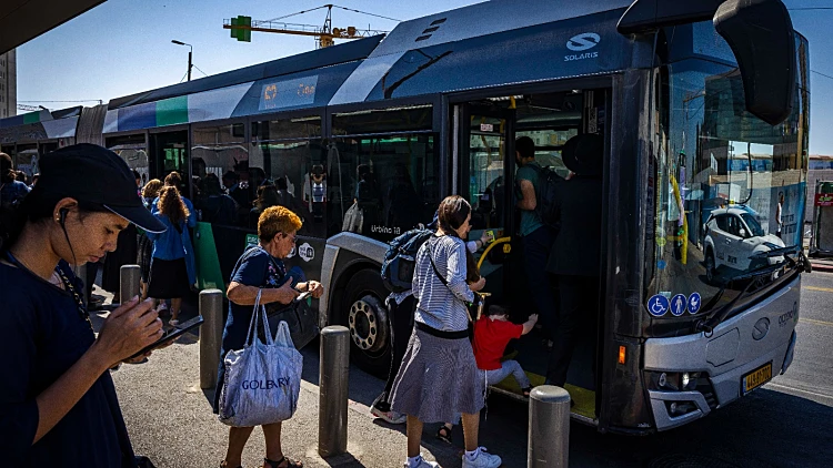 נוסעים באוטובוס