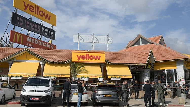 פיגוע דקירה בבית קמה: גבר נפצע אנושות, המחבל חוסל