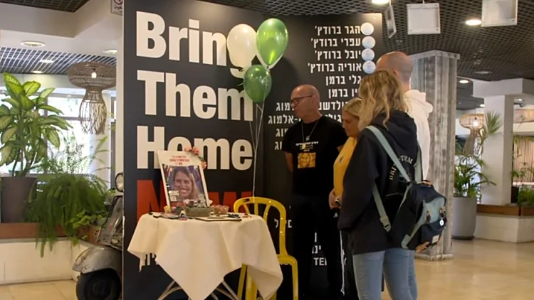 "כל הזמן מחכים לנס": דורון מציינת יום הולדת עצוב בשבי