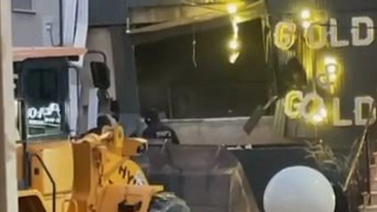 שוד כמו בסרטים: גנבו 12 ק"ג זהב - עם טרקטור | תיעוד