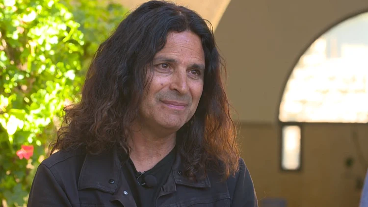 "היא פגעה בי": הזמר שגדל אצל גלילה רון-פדר מספר על הטראומה