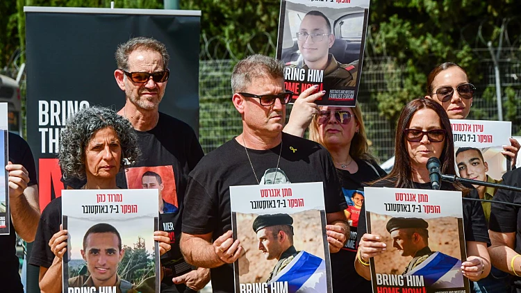 משפחות החיילים החטופים מחוץ ללשכת הגיוס תל השומר