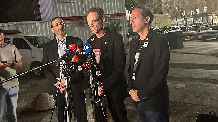 רובי חן, רונן נאוטרה והרב דורון פרץ בתום פגישתם עם רה"מ חטופים חרבות ברזל נתניהו