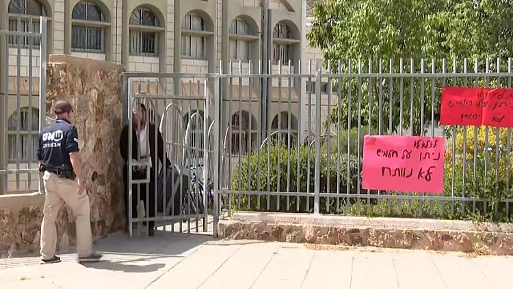 "נעשה פה מחטף": הקרב על ביה"ס החילוני בערד - שהופך לחרדי