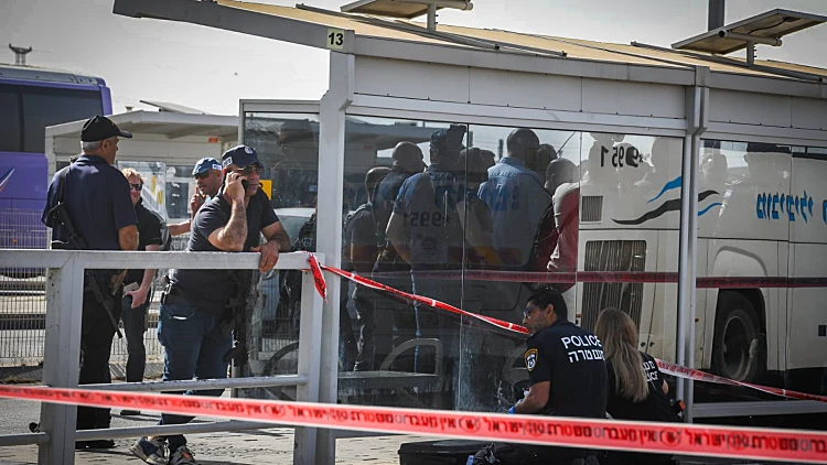 פיגוע דקירה בתחנה המרכזית בב"ש: קצין צה"ל נפצע קל, המחבל נוטרל