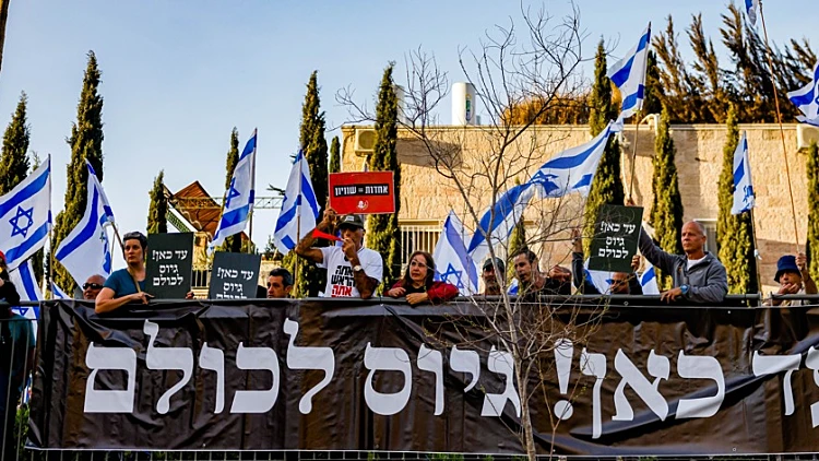 בג"ץ הגיוס: הצו נכנס לתוקף; מחאה מול ביתו של דרעי: "שירות לכולם"