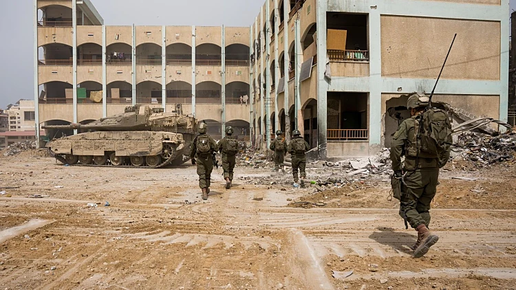 מנהל שיפא ועשרות עזתים שוחררו, השרים זועמים: "באיזו סמכות?"