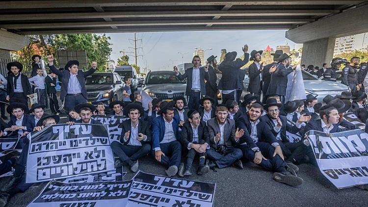 לאחר הקפאת תקציבי הישיבות: מפגינים חרדים חסמו את כביש 4