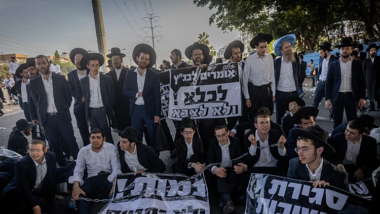 מפגינים חרדים חסמו את כביש 4 במחאה על הקפאת תקציב הישיבות משטרה חסימות הפגנה גיוס חוק הגיוס שוטרים אלימות