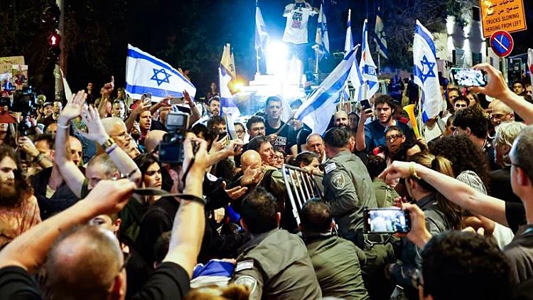 עימותים ועצורים בי-ם, מפגינים פרצו מחסומים: "נתניהו, אתה המכשול"