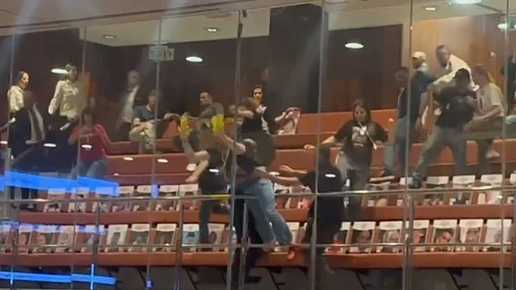 מחאה בכנסת: משפחות חטופים מרחו צבע צהוב ביציע האורחים