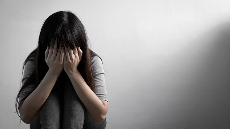 אילוסטרציה נערה מרכינה ראש דיכאון עצב בחורה אישה ראש על הברכיים