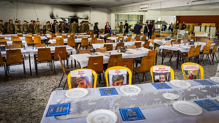 "מייחלים לחירות אמיתית": בחדר האוכל של ניר עוז מחכים לחטופים