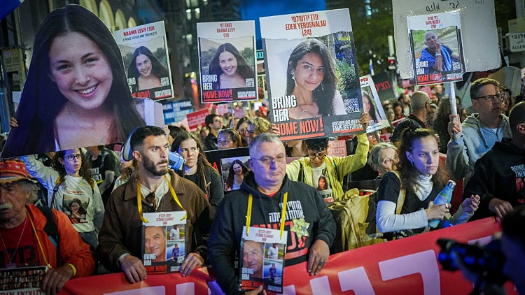 "עניין של חיים ומוות": צעדה למען שחרור החטופים בתל אביב