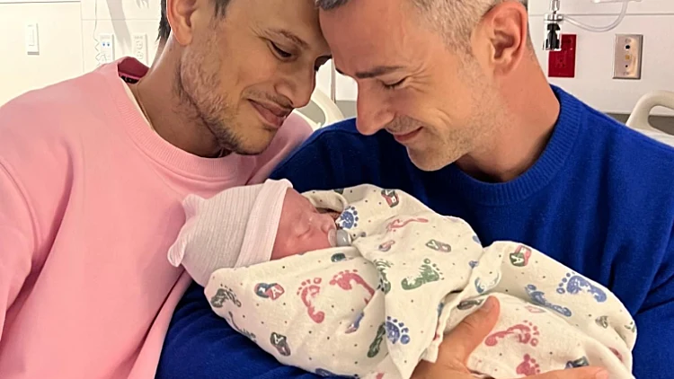 אסי עזר ואלברט אסקולה עם בנם