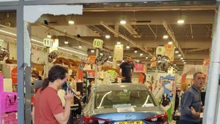 בן 80 איבד שליטה על רכבו והתנגש בסופר בכרמיאל, 6 נפצעו קל