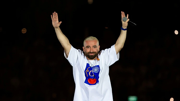 עומר אדם בהופעה בפארק הירקון