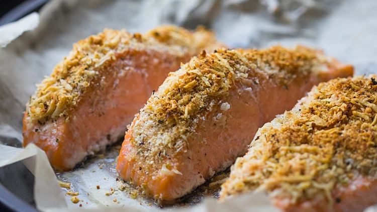 מגוונים את הסלמון של פסח: פילה דג אפוי בקראסט מצה מתובלת