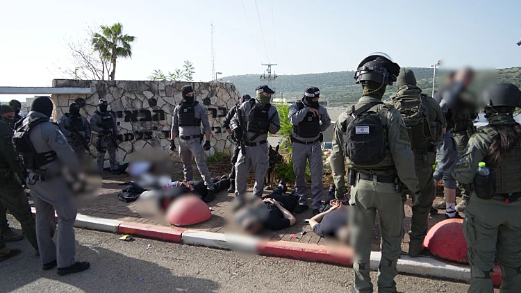 "יד קשה נגד ארגוני הפשע": הגיעו לכלא לחגוג שחרור עבריין - ונעצרו