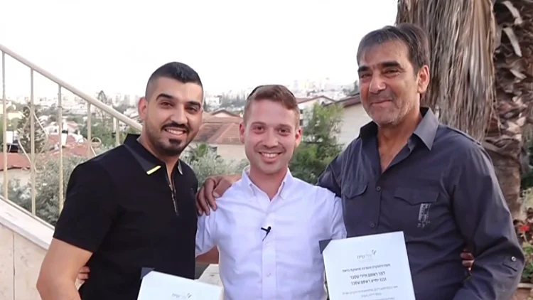 "כאן בזכותכם": המפגש בין המדריך במעון החוסים לשכניו שהצילו אותו