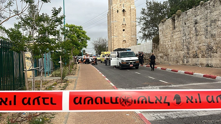 פיגוע דקירה ברמלה: בת 18 נפצעה קשה, המחבל חוסל