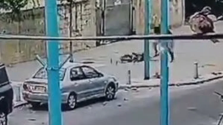 דוקר את הצעירה בגבה - ונמלט: תיעוד הפיגוע ברמלה