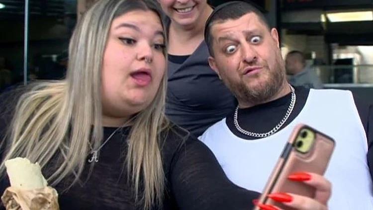 הגלגל מסתובב: אגם הפכה ל"גברת שווארמה" - וכבשה את טיקטוק