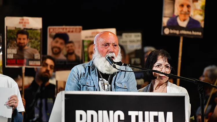 אביו של עמרי מירן נאם בדמעות: "גלו מנהיגות, אשרו עסקה"