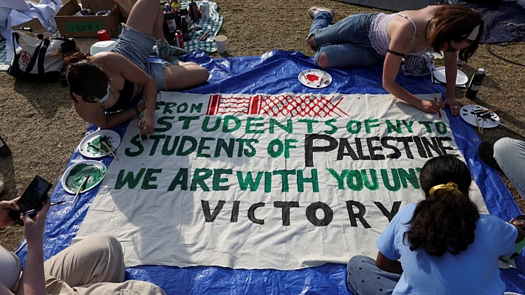 המחאה בקמפוסים: מפגינים בעד ונגד ישראל התעמתו בלוס אנג'לס