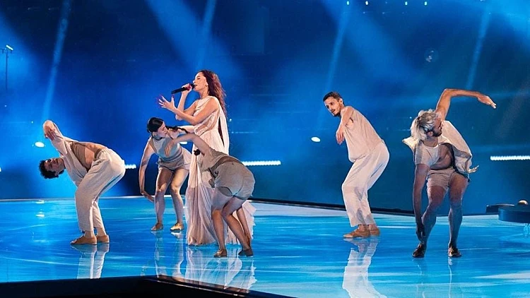 תמונות ראשונות של עדן גולן מהחזרה על בימת האירוויזיון