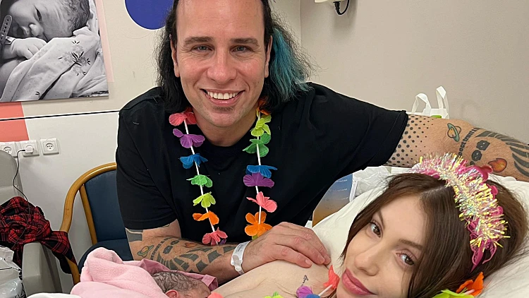 סקאזי ובת הזוג
