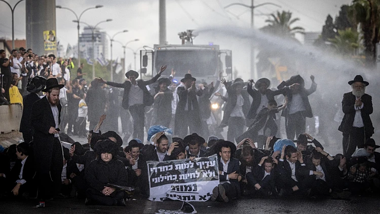 במחאה על חוק הגיוס: חרדים קיצוניים חסמו את כביש 4