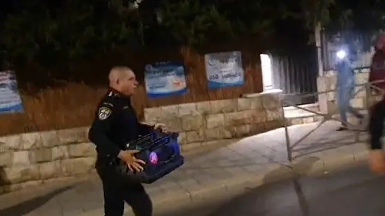 "גרמו לרעש חריג": קציני משטרה שברו ציוד של מוחים | תיעוד
