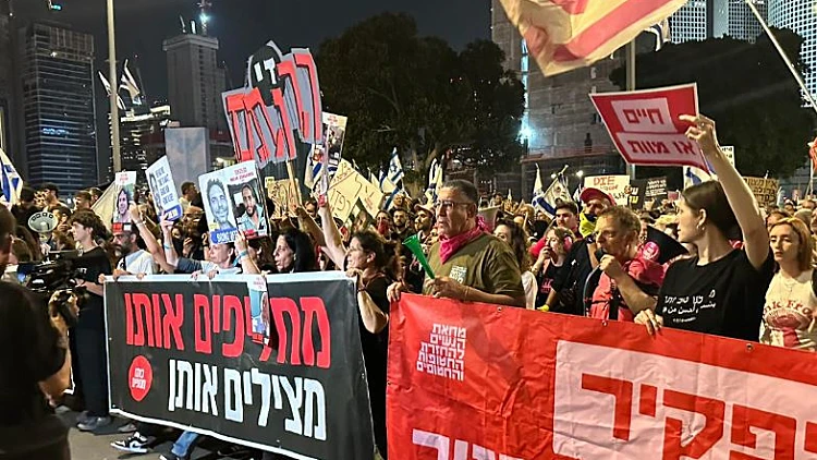 אלפים במחאות: "נתניהו מטרפד עסקה"; צעדה בת"א, חסימות באיילון