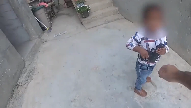 "צעצוע מסוכן": הילד תופס את נשק העבריין - ומחזירו לשוטר | תיעוד