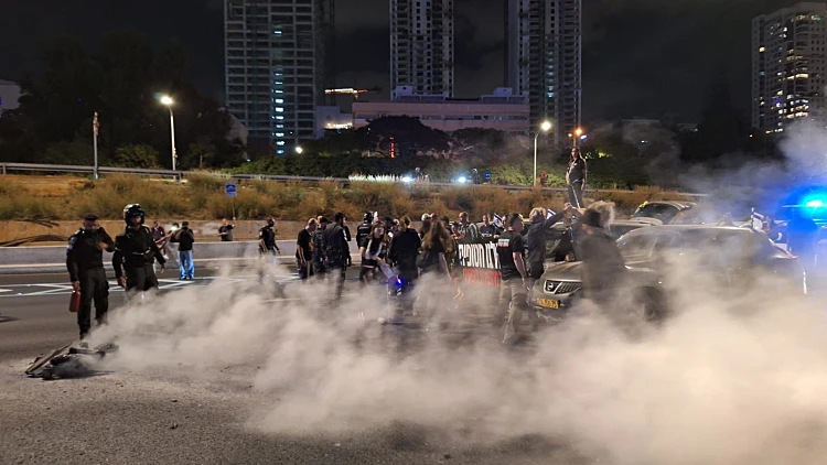 עימותים קשים במחאה בת"א: קרובי חטופים נעצרו, איילון נחסם