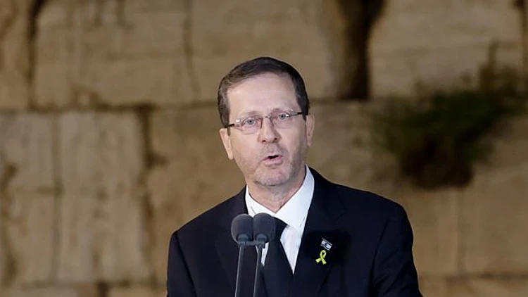 הרצוג נאם עם בגד קרוע, ופנה לחטופים: "לא נשקוט עד שתחזרו"