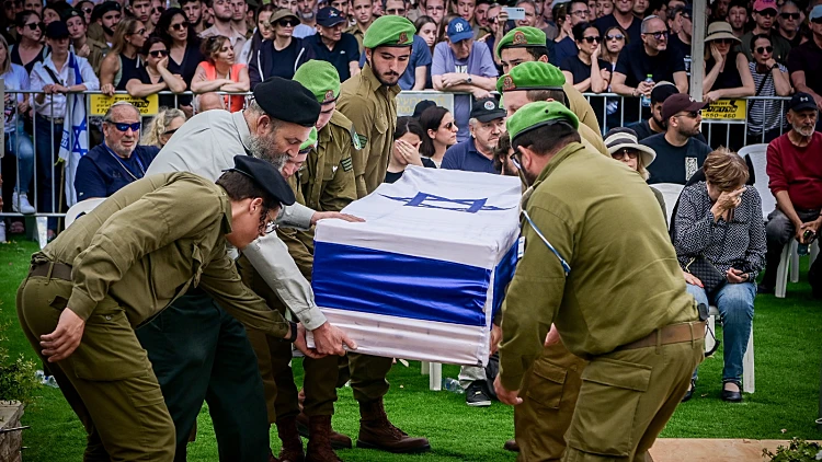 רגע לפני יום הזיכרון: 5 לוחמי הנח"ל שנפלו בעזה הובאו למנוחות