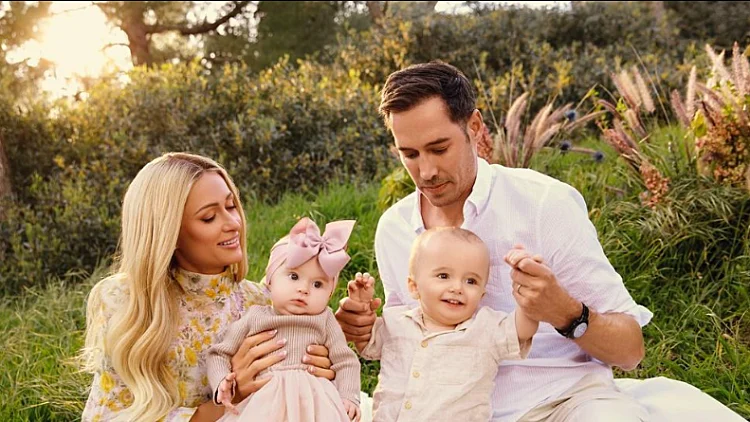 פריס הילטון ובעלה קרטר ראום עם הילדים