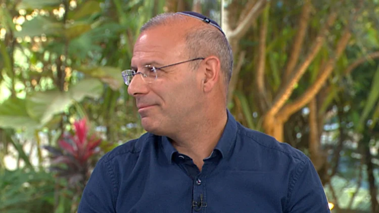 "לא חייל רגיל - יש תחפושת": המסתערב שכתב ספר על שירותו