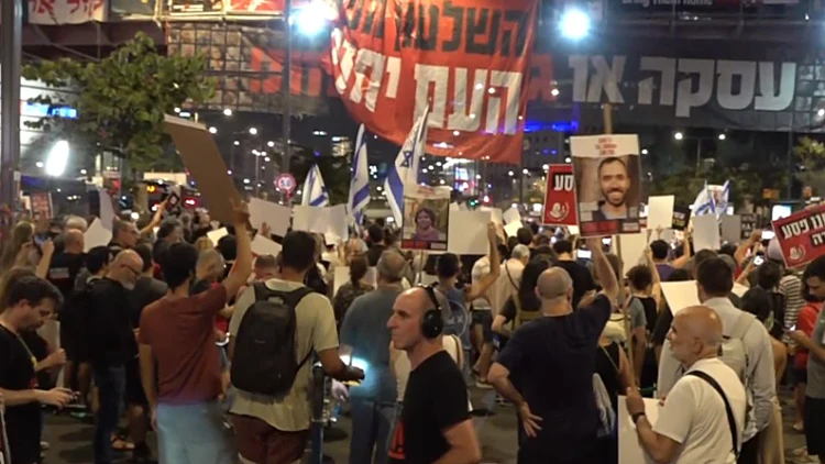 לאחר פרסום סרטון התצפיתניות: משפ' החטופים מפגינות בת"א ובי-ם