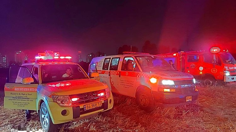אמבולנסים בשטח בלילה