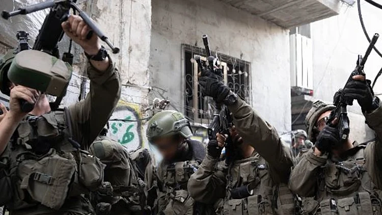 לוחם נפצע קשה בצפון הרצועה; נזק לבתים במטולה מירי נ"ט