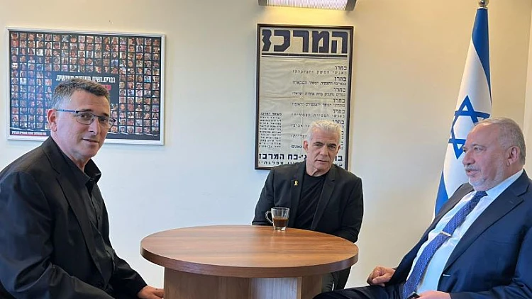 לפיד, סער וליברמן נועדו: "מצפים שגנץ יפרוש מהממשלה ויצטרף"