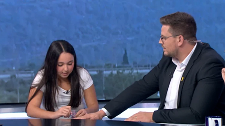 רק בת 12: עשתה קורס לק ג'ל, פתחה עסק ומרוויחה מזה כסף