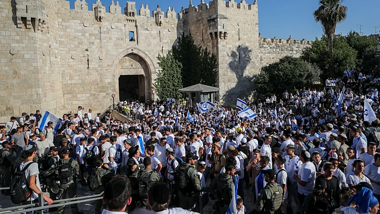מצעד הדגלים התקיים בי-ם; עימותים התרחשו בין נערים לפלסטינים