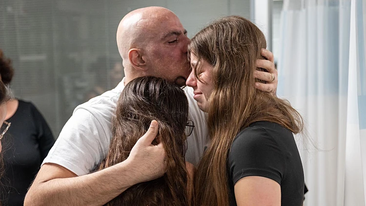 אחרי שמונה חודשים בשבי: ישראל חוגגת את חילוץ החטופים