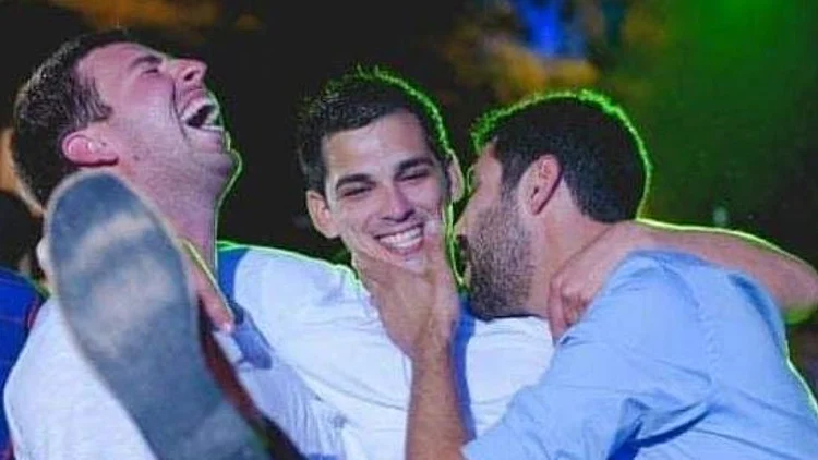 "לב החבורה": סיפורה של תמונת החברים שנרצחו ב-7 באוקטובר